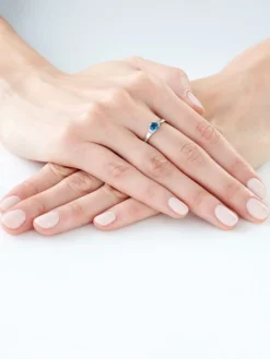 Apart Pierścionek z białego złota z diamentami i topazem London Blue - próba 375< Pierścionki