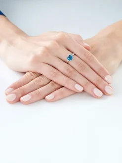 Apart Pierścionek z białego złota z diamentami i topazem London Blue - próba 375< Pierścionki
