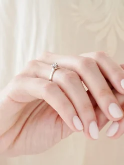 Apart Pierścionek z białego złota z brylantem - 0,15 ct - próba 750< Pierścionki