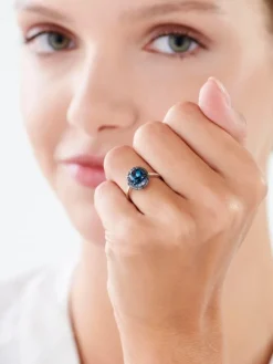 Apart Pierścionek z białego złota z czarnymi diamentami, szafirami i topazem London Blue - próba 585< Pierścionki