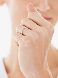 Apart Pierścionek z białego złota z brylantem - 0,15 ct - próba 585< Pierścionki