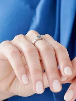 Apart Pierścionek z białego złota z diamentami i topazem London Blue - próba 585< Pierścionki
