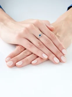 Apart Pierścionek z białego złota z diamentami i szafirem - próba 375