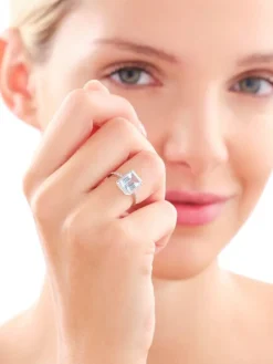 Apart Pierścionek z białego złota z diamentami i topazem Sky Blue - próba 585< Pierścionki