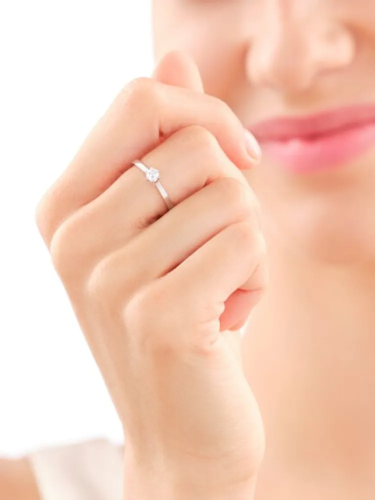 Discount Apart Pierścionek z białego złota z brylantem - 0,18 ct - próba 750