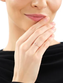Apart Pierścionek z różowego złota z diamentami – serca - 0,02 ct - próba 375< Wszystkie