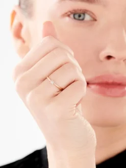 Apart Pierścionek z różowego złota diamentem - 0,003 ct - próba 375< Pierścionki
