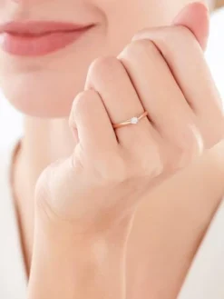Apart Pierścionek z różowego złota z brylantem - 0,03 ct - próba 375< Pierścionki