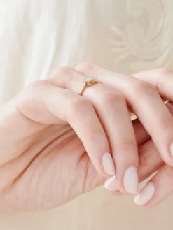 Apart Pierścionek z żółtego i białego złota z diamentami - 0,09 ct - próba 585< Pierścionki