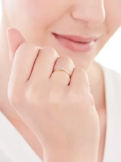 Apart Pierścionek z żółtego i białego złota z brylantem - 0,004 ct - próba 375< Pierścionki