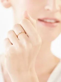 Apart Pierścionek z żółtego i białego złota z brylantem - 0,05 ct - próba 375< Pierścionki
