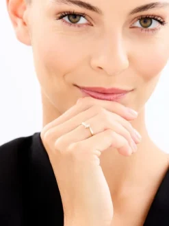 Discount Apart Pierścionek z żółtego i białego złota z brylantem - 0,03 ct - próba 375