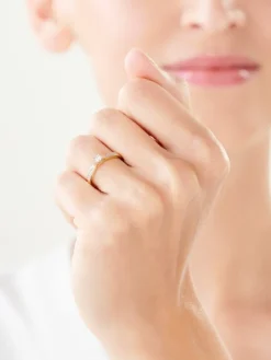 Online Apart Pierścionek z żółtego i białego złota z diamentami - 0,09 ct - próba 375