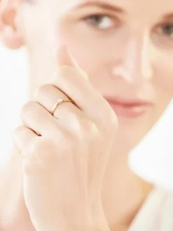 Apart Pierścionek z żółtego i białego złota z brylantem - 0,05 ct - próba 750< Pierścionki