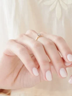 Apart Pierścionek z żółtego i białego złota z brylantem - 0,05 ct - próba 750< Pierścionki
