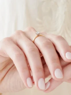 Apart Pierścionek z żółtego i białego złota z brylantem - SI2/H-I - 0,23 ct - próba 585< Pierścionki