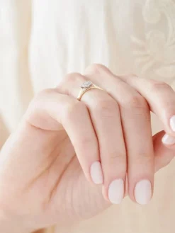 Apart Pierścionek z żółtego i białego złota z diamentami - 0,05 ct - próba 375< Pierścionki