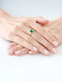 Clearance Apart Pierścionek z żółtego i białego złota z diamentami i szmaragdem - próba 585