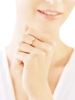 Apart Pierścionek z żółtego i białego złota z brylantem - 0,10 ct - próba 585< Pierścionki