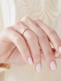 Apart Pierścionek z żółtego i białego złota z brylantem - 0,03 ct - próba 750< Pierścionki