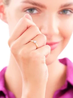 Apart Pierścionek z żółtego i białego złota z brylantem - 0,06 ct - próba 585< Pierścionki