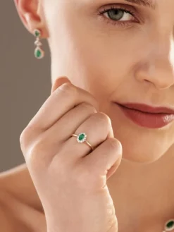 Sale Apart Pierścionek z żółtego i białego złota z brylantami i szmaragdem - próba 585