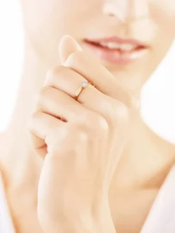 Apart Pierścionek z żółtego i białego złota z diamentami - 0,07 ct - próba 375< Pierścionki