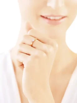 Apart Pierścionek z żółtego i białego złota z brylantem - 0,10 ct - próba 750< Wszystkie