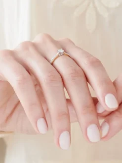 Discount Apart Pierścionek z żółtego i białego złota z diamentami - 0,36 ct - próba 585