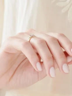 Discount Apart Pierścionek z żółtego i białego złota z brylantem - 0,08 ct - próba 585