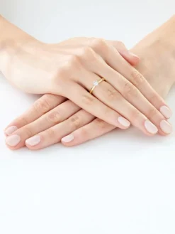 Discount Apart Pierścionek z żółtego i białego złota z brylantem - 0,08 ct - próba 585