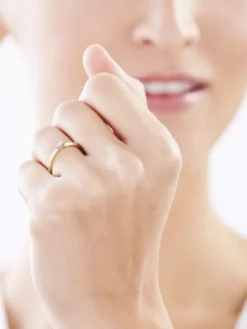 Apart Pierścionek z żółtego i białego złota z brylantem - 0,02 ct - próba 375< Pierścionki