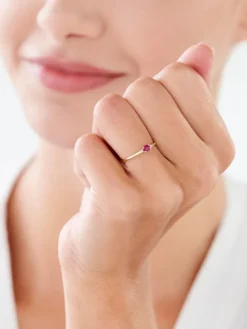 Apart Pierścionek z żółtego i białego złota z diamentami i rubinem - próba 375< Pierścionki