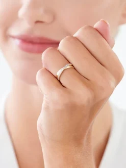 Apart Pierścionek z żółtego z żółtego złota z brylantami - 0,02 ct - próba 375< Pierścionki
