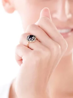 Apart Pierścionek z żółtego złota diamentami i onyksem - próba 585