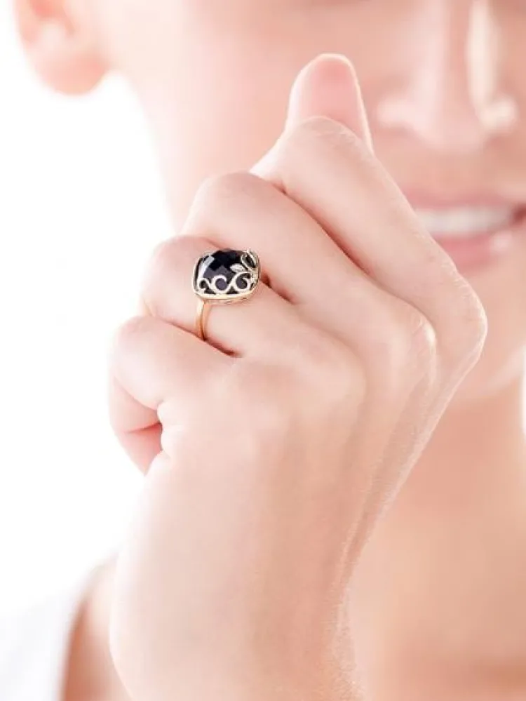 Apart Pierścionek z żółtego złota diamentami i onyksem - próba 585