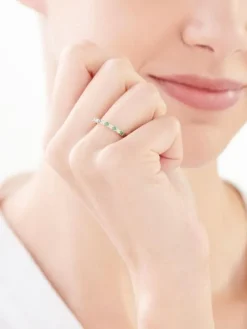 Apart Pierścionek z żółtego złota diamentami i szmaragdami - próba 375< Pierścionki