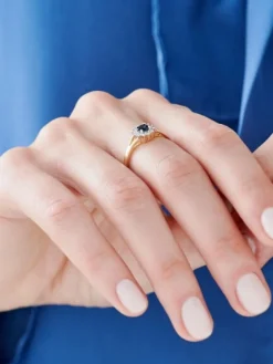 Apart Pierścionek z żółtego złota z brylantami i szafirem - próba 585< Pierścionki