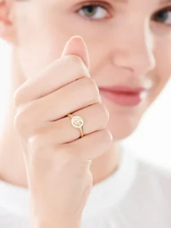 Clearance Apart Pierścionek z żółtego złota z diamentem - sygnet - kwiat - 0,004 ct - próba 375