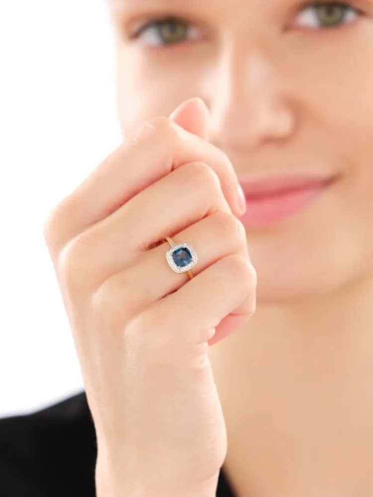 Apart Pierścionek z żółtego złota z diamentami i topazem London Blue - próba 585< Wszystkie