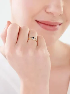 Apart Pierścionek z żółtego złota z diamentami i szafirem - próba 375< Pierścionki