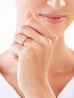 Apart Pierścionek z żółtego złota z diamentami i topazem Sky Blue - próba 375< Pierścionki