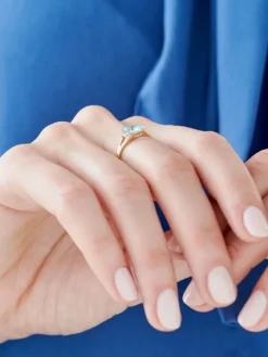 Apart Pierścionek z żółtego złota z diamentami i topazem Sky Blue - próba 375< Pierścionki