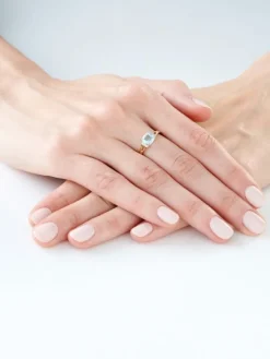 Apart Pierścionek z żółtego złota z diamentami i topazem Sky Blue - próba 375< Pierścionki
