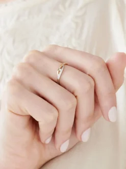 Apart Pierścionek z żółtego złota z brylantem - 0,02 ct - próba 585< Pierścionki