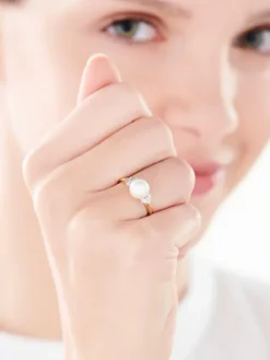 Apart Pierścionek z żółtego złota z diamentami i perłą - próba 585< Wszystkie