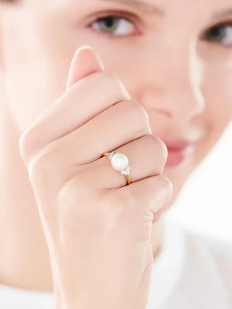 Apart Pierścionek z żółtego złota z diamentami i perłą - próba 585< Wszystkie