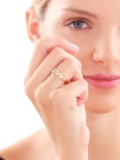 Apart Pierścionek z żółtego złota z diamentami - piórko - 0,04 ct - próba 585< Wszystkie