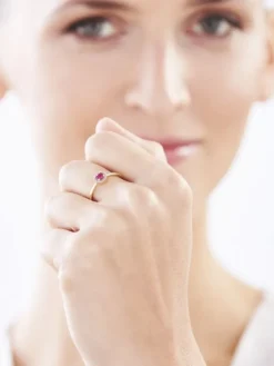 Apart Pierścionek z żółtego złota z diamentami i rubinem - próba 375< Pierścionki