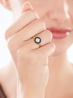 Online Apart Pierścionek z żółtego złota z diamentem i emalią - sygnet, kwiat - 0,004 ct - próba 375